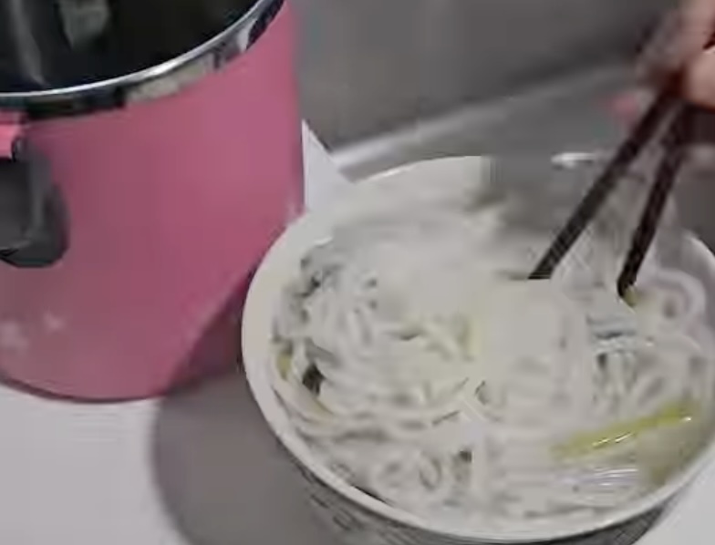 $6.50 sliced fish bee hoon soup, but no fish; customer stunned